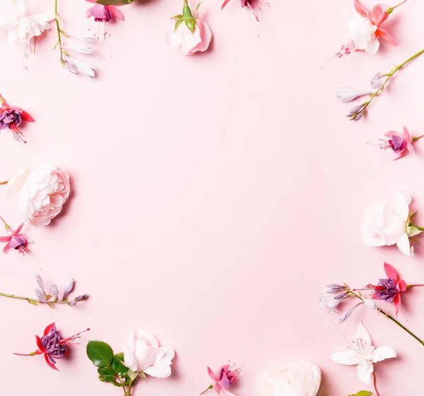 Composition florale festive sur fond rose. Vue aérienne — Photo