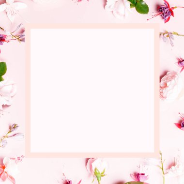 Pembe arka planda şenlikli çiçek kompozisyonu. Genel Görünüm