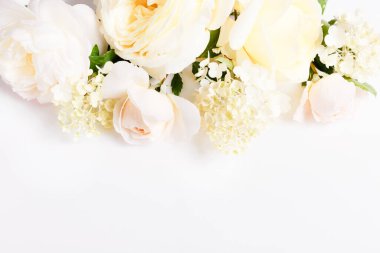 Beyaz arka planda şenlikli çiçek kompozisyonu. Genel Görünüm