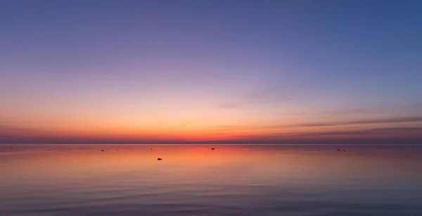 Mar Báltico - amanecer temprano sobre el mar . — Foto de Stock
