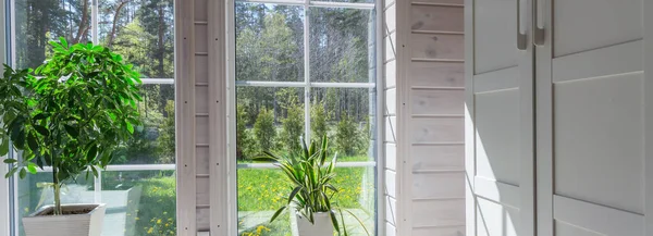 Luminoso interior del estudio de fotos con ventana grande, techo alto, suelo de madera blanca — Foto de Stock