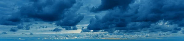 Céu dramático com nuvens tempestuosas. Trovoada nuvens céu fundo., banner — Fotografia de Stock