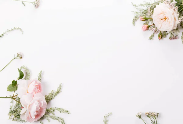 Composición floral festiva sobre el fondo blanco. Vista aérea — Foto de Stock