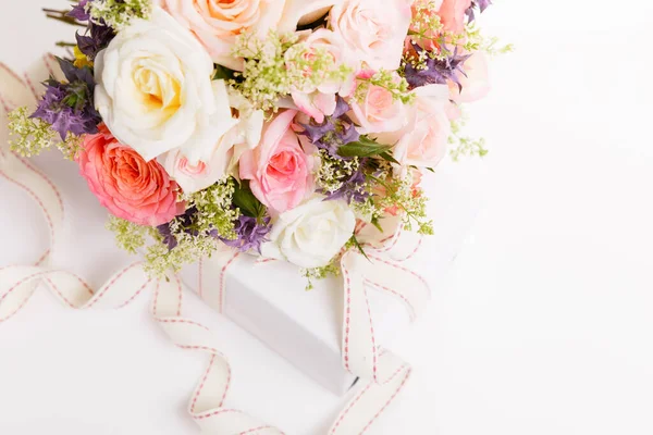 Delicado ramo de rosas rosadas flores y regalos con cinta en la mesa . —  Fotos de Stock