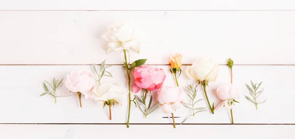 Slavnostní květinová kompozice na bílém pozadí. Pohled shora — Stock fotografie