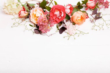 Beyaz arka planda şenlikli çiçek kompozisyonu. Genel Görünüm