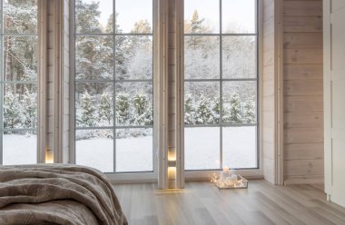 Büyük pencereli, yüksek tavanlı, beyaz ahşap zeminli parlak fotoğraf stüdyosu.