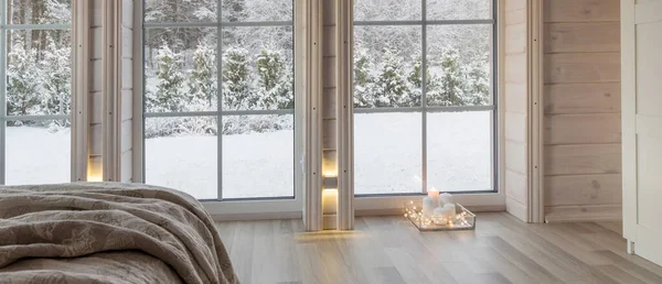 Luminoso studio fotografico interno con grande finestra, soffitto alto, pavimento in legno bianco — Foto Stock