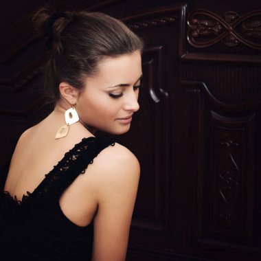 Güzel Glamour Model kız moda portre koyu arka plan üzerinde.