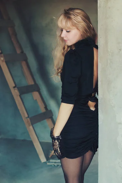 Красота модель женщина в черном платье — стоковое фото