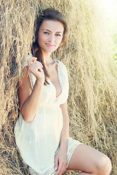 Prachtige Fashion Model meisje in de stralen van de zon in de zomer — Stockfoto