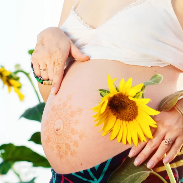 Kobieta w ciąży z ultrafioletowe — Zdjęcie stockowe