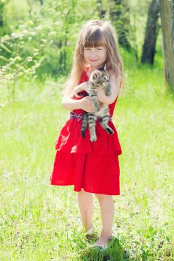 Yavru kedi ile güzel kız portresi.