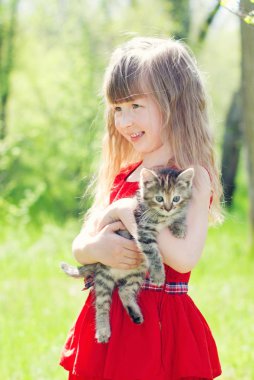 Yavru kedi ile güzel kız portresi.