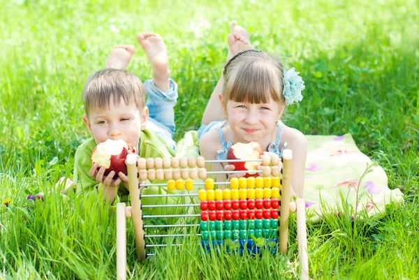 Kinder spielen im Park - Kinder lernen Zählen im Freien. — Stockfoto