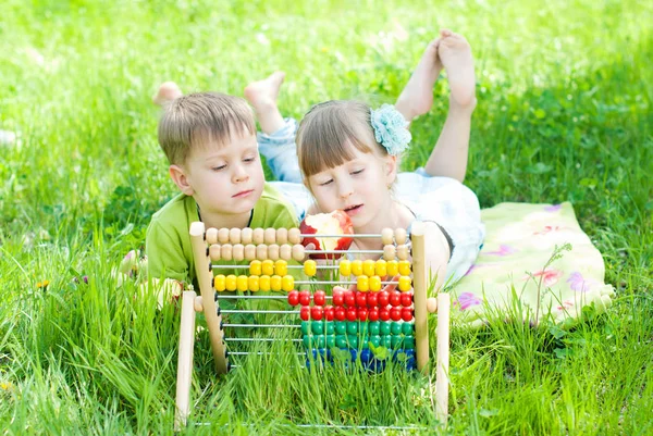 Barn som leker i parken - barnen lär sig räkna utomhus. — Stockfoto