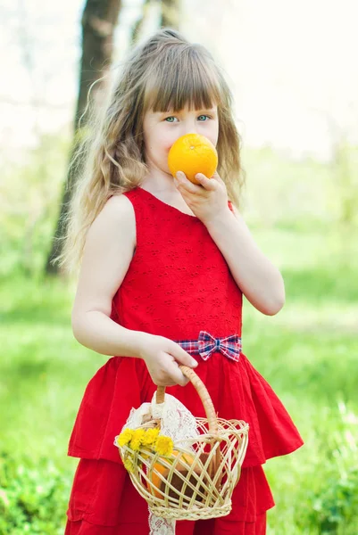 Retrato de menina bonita com laranja . — Fotografia de Stock