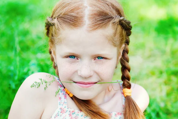 Gyönyörű vörös hajú lány a zöld fűben, nyáron — Stock Fotó