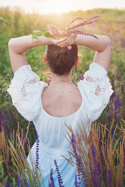 Romantiska porträtt av unga vackra kvinnan i fältet blommor — Stockfoto