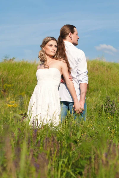 Pareja feliz enamorada - Relación romántica - San Valentín —  Fotos de Stock