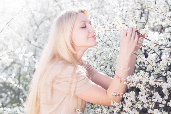 Romantiska porträtt av unga vackra blonda kvinnan — Stockfoto