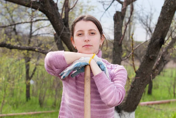 Mujer joven trabajando en el jardín . — Foto de Stock