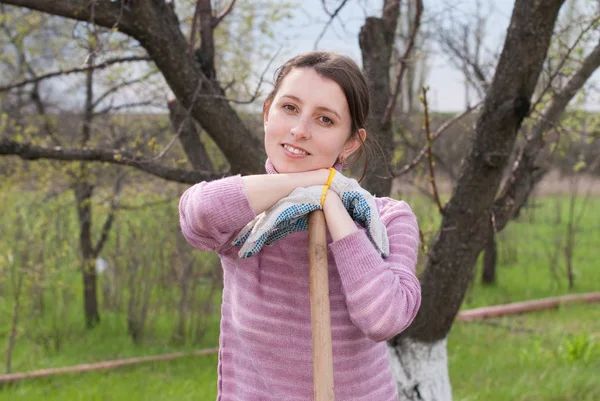 Jeune femme travaillant dans le jardin . — Photo