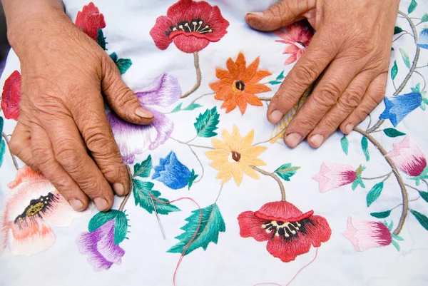 Close-up van een oude vrouw handen - Senior vrouw handen met handwerk — Stockfoto