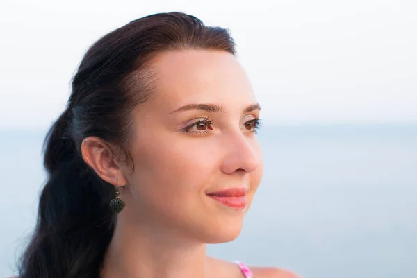 Portrait of Beautiful Young Woman - Beauty and Fashion Concept — Stock Photo, Image