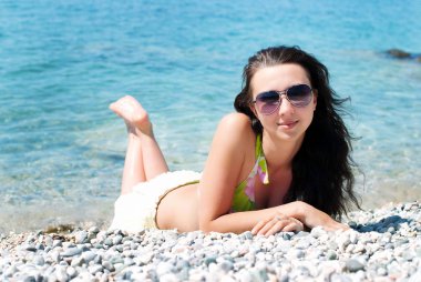 Güzel mutlu kız Sahilde güneşlenmek