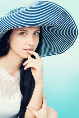 Güzel genç kadın portresi. Güzellik ve moda. 