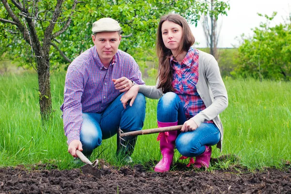 Kobieta i mężczyzna praca w ogrodzie razem. Zdrowy styl życia — Zdjęcie stockowe