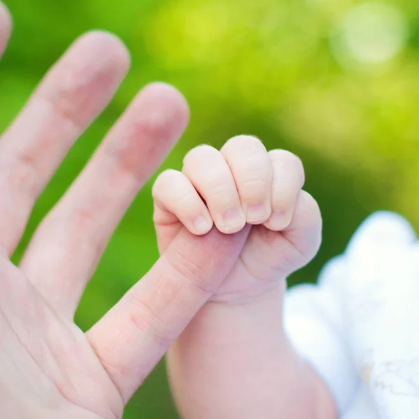 Gelukkige familie Concept - pasgeboren baby met ouders - liefde — Stockfoto