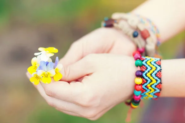 Frauenhände mit Blumen Veilchen — Stockfoto