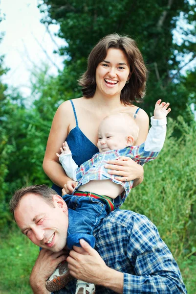 Mutlu bir aile açık eğleniyor — Stok fotoğraf