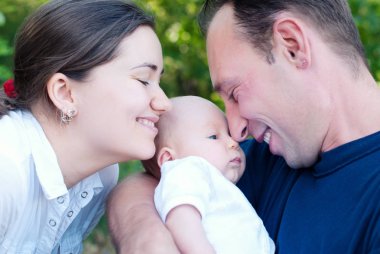 mutlu bir aile açık eğleniyor