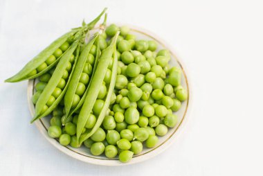 Üstten Görünüm kopya alanı beyaz zemin üzerine bir kase bezelye