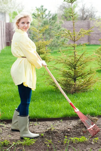 Jovem mulher trabalhando no jardim — Fotografia de Stock