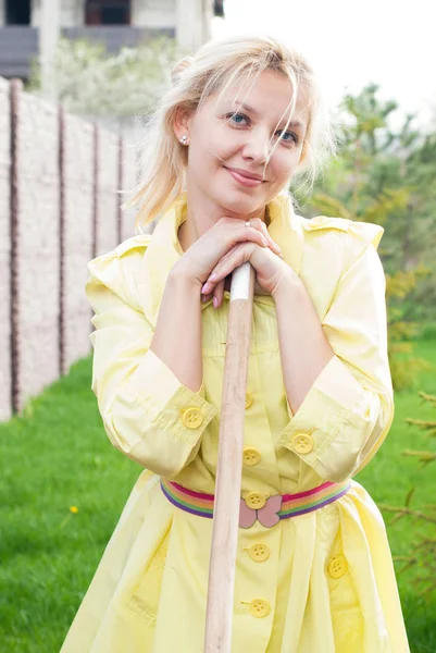 Jeune femme travaillant dans le jardin — Photo