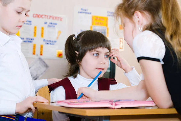 Onderwijs concept - scholieren in de class — Stockfoto