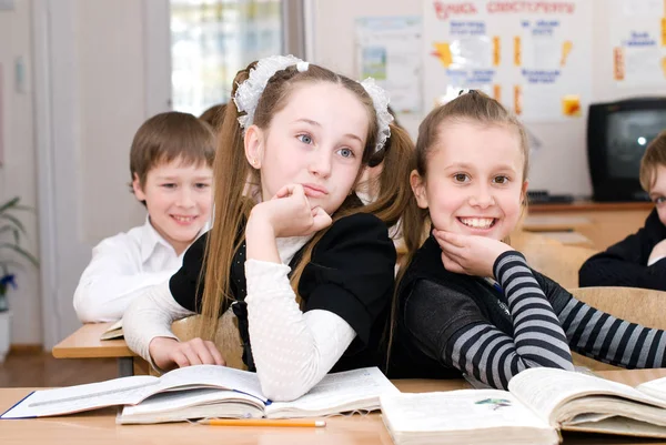 Bildungskonzept - Schüler in der Klasse — Stockfoto