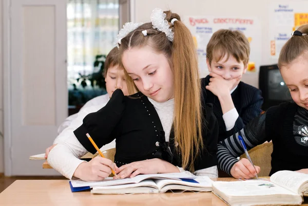 Conceito de educação - Alunos da escola na classe — Fotografia de Stock