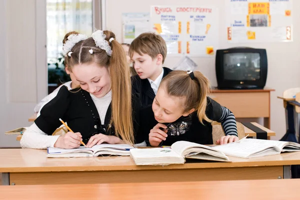 Concepto educativo - Estudiantes de la escuela en la clase —  Fotos de Stock