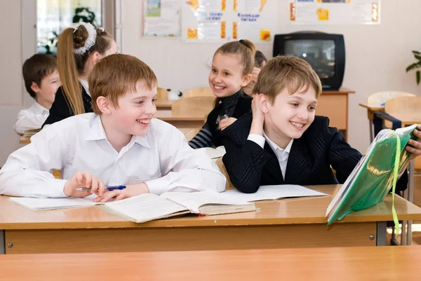 Conceito de educação - Alunos da escola na classe — Fotografia de Stock