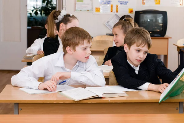 Concepto educativo - Estudiantes de la escuela en la clase —  Fotos de Stock