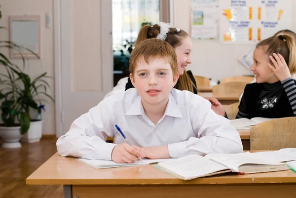 Estudiante de la escuela en la clase - Concepto educativo —  Fotos de Stock