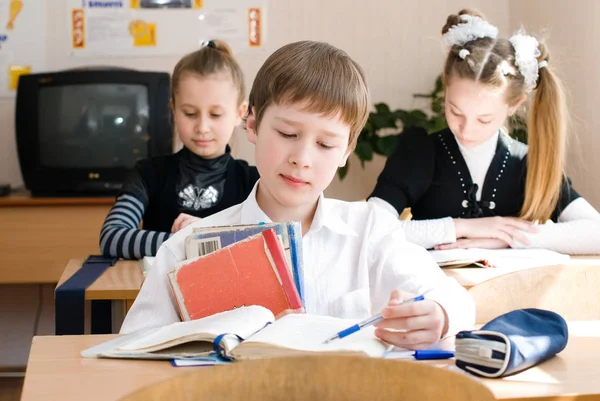 Uczeń szkoły średniej w klasie - koncepcja edukacji — Zdjęcie stockowe