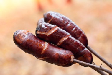 Gıda arka plan - sosis kızarmış tehlikede