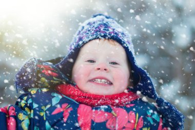 Kar sıklıkta ile oynayan kış yaşam tarzı kavramı - çocuk Having Fun kış parkta - çocuk