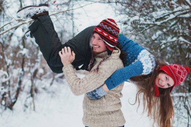 Sevgililer günü romantik kavramı - sevgi dolu çift parkta iyi eğlenceler